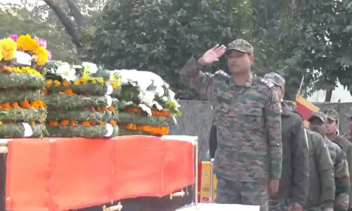 Kishtwar आतंकवाद विरोधी अभियान में शहीद हुए हवलदार को सेना के अधिकारियों ने दी अंतिम श्रद्धांजलि