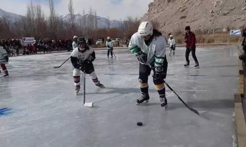 Lahaul Valley में बच्चों के लिए आइस हॉकी ट्रेनिंग को नया बढ़ावा Lahaul Valley में बच्चों के लिए आइस हॉकी ट्रेनिंग को नया बढ़ावा