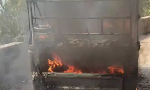 डीजल पाइप फटने से ऑटो में लगी आग, कूदे यात्री डीजल पाइप फटने से ऑटो में लगी आग, कूदे यात्री
