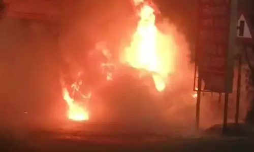 Ludhiana: लग्जरी कार में आग लगने से दो लोग चमत्कारिक रूप से बच गए