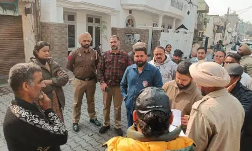 Khanna में कपड़ा व्यापारी के घर पर हमलावरों ने की गोलीबारी, दहशत Khanna में कपड़ा व्यापारी के घर पर हमलावरों ने की गोलीबारी, दहशत