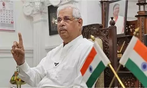 विधानसभा में अजीबोगरीब नज़ारे, राज्यपाल Central Govt की आलोचना से बचते दिखे विधानसभा में अजीबोगरीब नज़ारे, राज्यपाल Central Govt की आलोचना से बचते दिखे