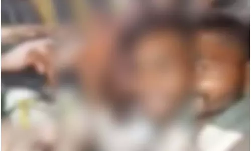 युवक के साथ बर्बरता का वीडियो वायरल, मां बेहद दुखी युवक के साथ बर्बरता का वीडियो वायरल, मां बेहद दुखी