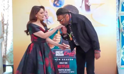 Jackie श्रॉफ ने एक जेंटलमैन की तरह माधुरी दीक्षित के हाथ को चूमा Jackie श्रॉफ ने एक जेंटलमैन की तरह माधुरी दीक्षित के हाथ को चूमा
