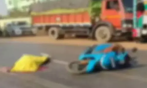 स्कूटी को ट्रक ने लिया चपेट में, एक की मौत स्कूटी को ट्रक ने लिया चपेट में, एक की मौत