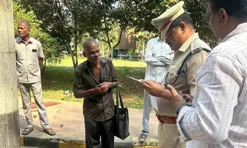 Sangareddy Collectorate में पैसे के नुकसान से परेशान पीड़ित ने आत्महत्या की कोशिश की Sangareddy Collectorate में पैसे के नुकसान से परेशान पीड़ित ने आत्महत्या की कोशिश की