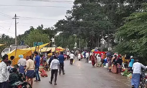 Karnataka : सड़क किनारे व्यापार, वाहन चालकों के लिए परेशानी Karnataka : सड़क किनारे व्यापार, वाहन चालकों के लिए परेशानी