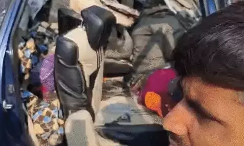 तेज रफ्तार कार कंटेनर से टकराई, तीन की मौत, 7 घायल तेज रफ्तार कार कंटेनर से टकराई, तीन की मौत, 7 घायल
