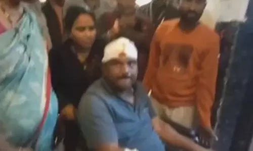 Dhar: MP में सत्ताधारी विधायक पर भीड़ का हमला Dhar: MP में सत्ताधारी विधायक पर भीड़ का हमला
