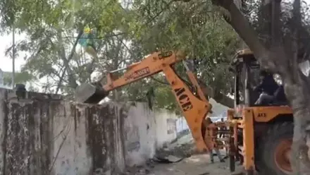 Bahraich: बहराइच प्रशासन ने अवैध दरगाहों पर चलाया बुलडोजर Bahraich: बहराइच प्रशासन ने अवैध दरगाहों पर चलाया बुलडोजर