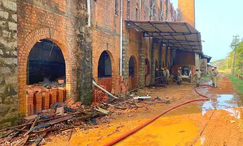 Mangalore ; होइगे बाजार के पास अल्बुकर्क टाइल फैक्ट्री में आग लग गई