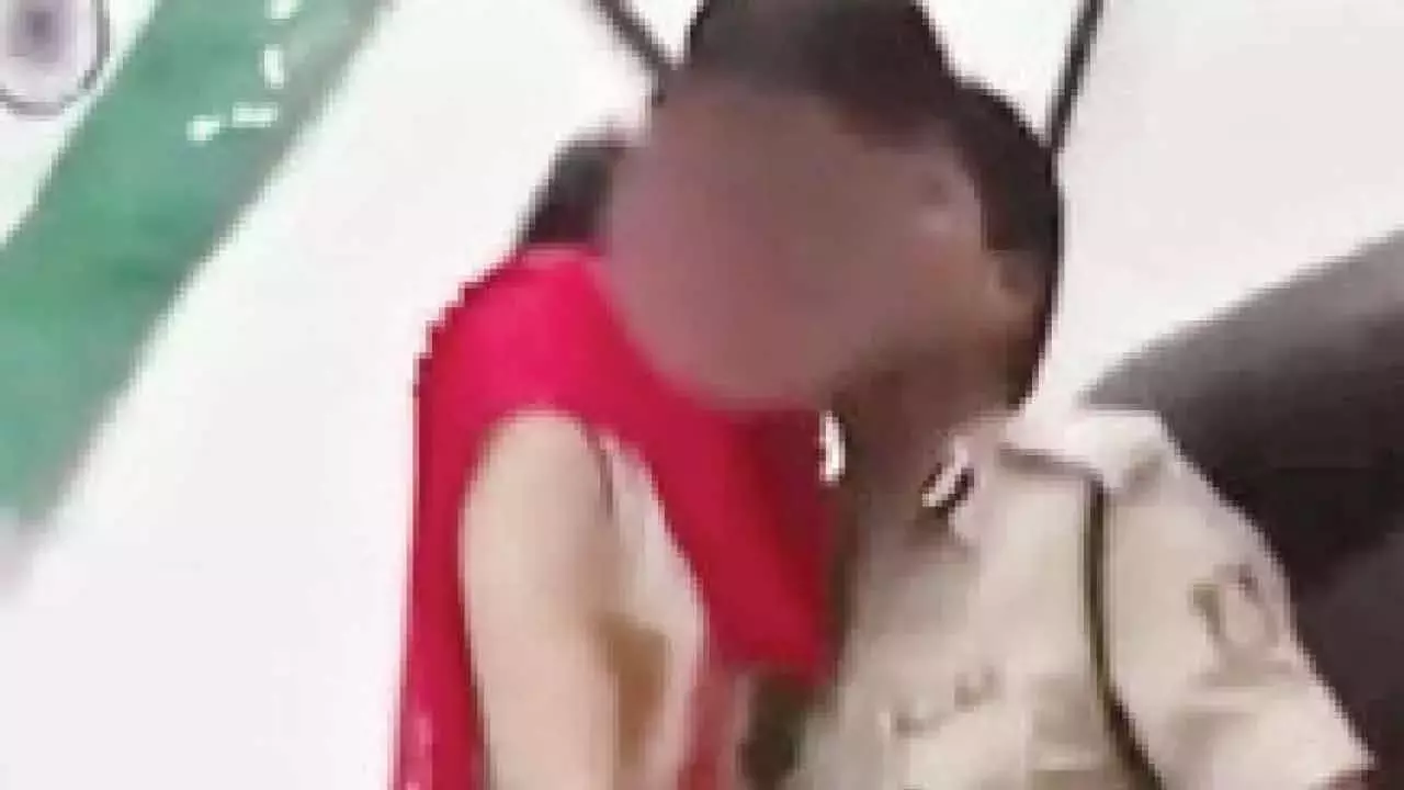 कर्नाटक के सीनियर पुलिस अधिकारी का विवादित वीडियो वायरल, CM ने कार्रवाई की चेतावनी दी