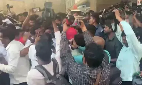Harish Rao से पूछताछ के दौरान जुबली हिल्स पुलिस स्टेशन में तनावपूर्ण स्थिति Harish Rao से पूछताछ के दौरान जुबली हिल्स पुलिस स्टेशन में तनावपूर्ण स्थिति
