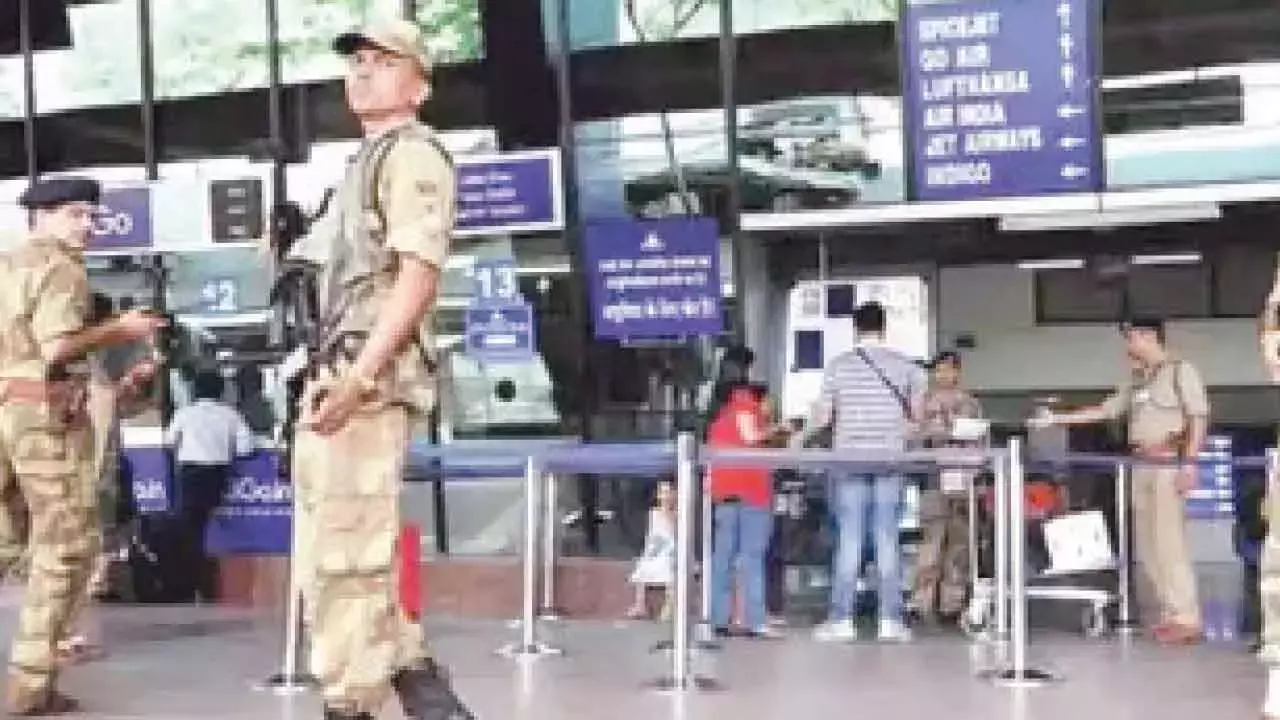 Karnataka: मंगलुरु एयरपोर्ट पर लावारिस बैग यात्री को लौटा दिया गया Karnataka: मंगलुरु एयरपोर्ट पर लावारिस बैग यात्री को लौटा दिया गया