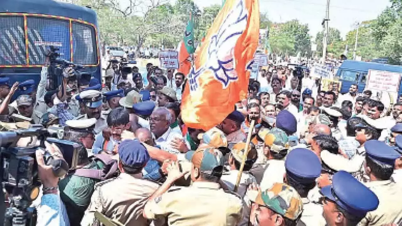 दवनगेरे में झूठे मामले को लेकर BJP कार्यकर्ताओं ने विरोध प्रदर्शन किया दवनगेरे में झूठे मामले को लेकर BJP कार्यकर्ताओं ने विरोध प्रदर्शन किया