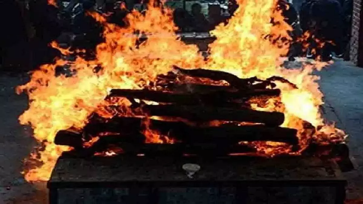 Bareilly: दंपति की मौत पर विवादित तरीके से संपन्न हुआ संस्कार Bareilly: दंपति की मौत पर विवादित तरीके से संपन्न हुआ संस्कार