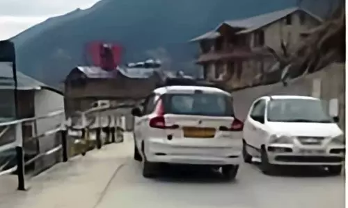 Manali में दो पंचायतों ने 23 लाख रुपये में सड़क चौड़ी की, जन सहयोग की मिसाल पेश की