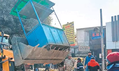 Bareilly: विरोध के बावजूद फड़ और ठेला हटाने की कार्रवाई जारी