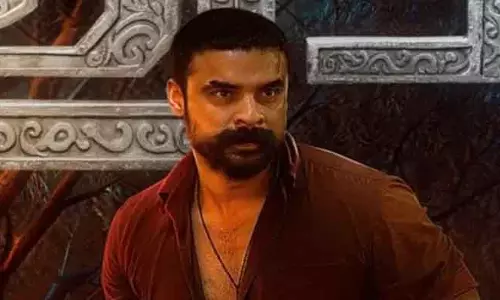 Palli Chattambi : टोविनो थॉमस की फिल्म का मोशन पोस्टर रिलीज, इस दिन देगी दस्तक Palli Chattambi : टोविनो थॉमस की फिल्म का मोशन पोस्टर रिलीज, इस दिन देगी दस्तक