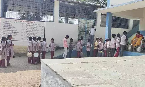Medak में पेंडिंग ग्रांट को लेकर कॉन्ट्रैक्टर ने स्कूल डाइनिंग हॉल पर ताला लगा दिया Medak में पेंडिंग ग्रांट को लेकर कॉन्ट्रैक्टर ने स्कूल डाइनिंग हॉल पर ताला लगा दिया