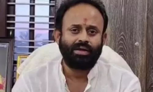 कर्नाटक HC ने कांग्रेस नेता गौड़ा को फोन धमकी पर लगाई फटकार कर्नाटक HC ने कांग्रेस नेता गौड़ा को फोन धमकी पर लगाई फटकार