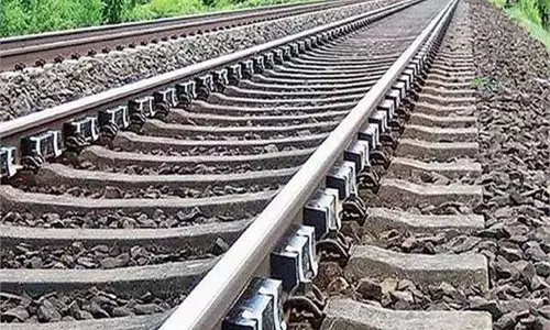 Panipat: रेल पटरी पर किसान की हरकत से हड़कंप, RPF सक्रिय Panipat: रेल पटरी पर किसान की हरकत से हड़कंप, RPF सक्रिय