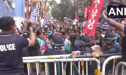 कोलकाता में आंगनवाड़ी कर्मियों का प्रदर्शन, मानदेय बढ़ोतरी और स्थायी नियुक्ति की मांग कोलकाता में आंगनवाड़ी कर्मियों का प्रदर्शन, मानदेय बढ़ोतरी और स्थायी नियुक्ति की मांग