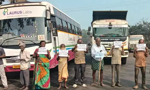 Anakapalle में CITU का हल्ला बोल: हिंदुजा कोयला ट्रकों को रोकने की उठी मांग