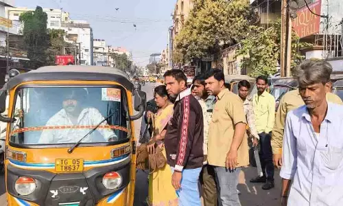 ऑटो हड़ताल से Hyderabad में स्कूल जाने वाले छात्रों को दिक्कत