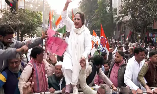 Congress कार्यकर्ताओं ने चुनाव आयोग के कार्यालय के बाहर एसआईआर के खिलाफ विरोध प्रदर्शन किया