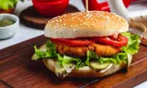 घर पर बनाएं क्रिस्पी आलू पैटी बर्गर, स्वाद और Health दोनों का परफेक्ट कॉम्बिनेशन घर पर बनाएं क्रिस्पी आलू पैटी बर्गर, स्वाद और Health दोनों का परफेक्ट कॉम्बिनेशन