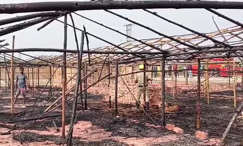 Gangasagar में आग लगने से अस्थायी शेल्टर और खाने की दुकानें जलकर खाक हो गईं