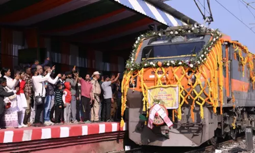 वंदे भारत स्लीपर ट्रेन: Assam में यात्रियों ने दिया जबरदस्त स्वागत वंदे भारत स्लीपर ट्रेन: Assam में यात्रियों ने दिया जबरदस्त स्वागत