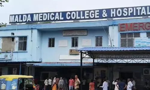 मरीज़ हाथ में saline लेकर टॉयलेट ढूंढ रहा
