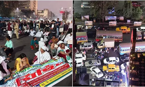 Madrasa टीचरों के विरोध प्रदर्शन से धर्मटोला रुका, ट्रैफिक बाधित Madrasa टीचरों के विरोध प्रदर्शन से धर्मटोला रुका, ट्रैफिक बाधित