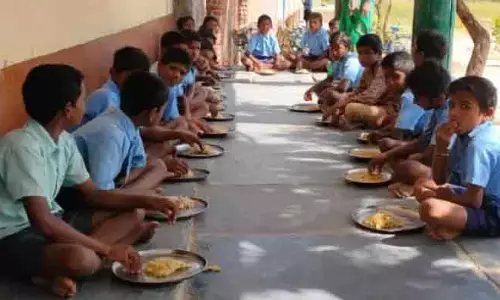 Tamil Nadu में मिड-डे मील वर्कर्स की अनिश्चितकालीन हड़ताल: स्कूलों में मिड-डे मील सेवाओं पर संकट Tamil Nadu में मिड-डे मील वर्कर्स की अनिश्चितकालीन हड़ताल: स्कूलों में मिड-डे मील सेवाओं पर संकट