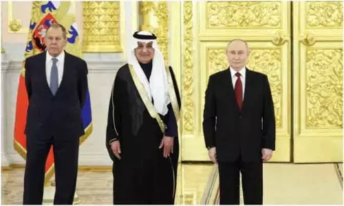 Kremlin में शाही स्वागत: सऊदी अरब के नए एम्बेसडर ने राष्ट्रपति पुतिन से की मुलाकात Kremlin में शाही स्वागत: सऊदी अरब के नए एम्बेसडर ने राष्ट्रपति पुतिन से की मुलाकात
