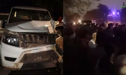 तेज रफ्तार बोलेरो ने टैक्सी और बाइक को टक्कर मारी, 9 लोग घायल तेज रफ्तार बोलेरो ने टैक्सी और बाइक को टक्कर मारी, 9 लोग घायल