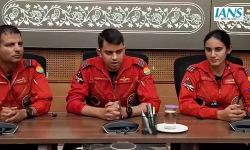 सूर्यकिरण एरोबेटिक टीम का प्रदर्शन: नौ लड़ाकू विमानों की फ्लाइट, Composite और Solo Phase