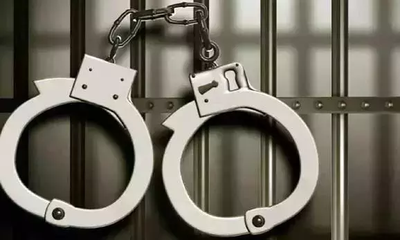 Andhra: झूठे शादी के वादे पर महिला को धोखा देने के आरोप में SI को 10 साल की जेल हुई Andhra: झूठे शादी के वादे पर महिला को धोखा देने के आरोप में SI को 10 साल की जेल हुई
