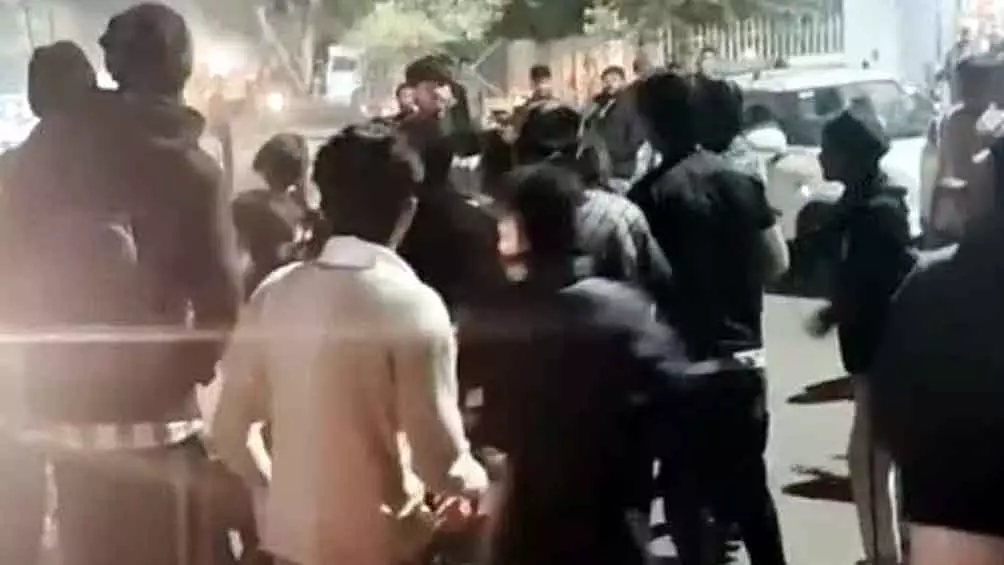 Bhopal : पार्किंग विवाद में महिला समेत तीन पर हमला Bhopal : पार्किंग विवाद में महिला समेत तीन पर हमला