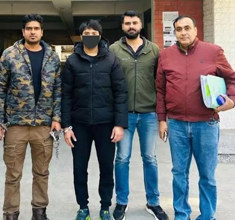 Najafgarh में प्रॉपर्टी डीलर की हत्या में वॉन्टेड गैंग का मेंबर IGI एयरपोर्ट पर पकड़ा गया Najafgarh में प्रॉपर्टी डीलर की हत्या में वॉन्टेड गैंग का मेंबर IGI एयरपोर्ट पर पकड़ा गया