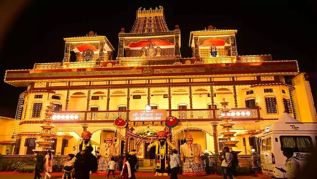 Udupi : शिरुरू श्रीकृष्ण मठ में पुरुषों के लिए ड्रेस कोड लागू किया गया है Udupi : शिरुरू श्रीकृष्ण मठ में पुरुषों के लिए ड्रेस कोड लागू किया गया है