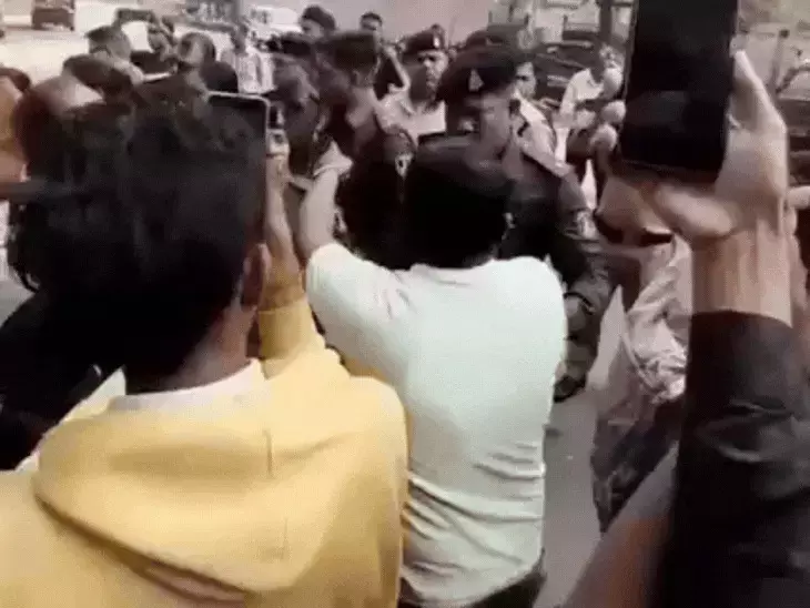 गृहमंत्री विजय शर्मा के बंगले के सामने CAF कैंडिडेट्स का हंगामा गृहमंत्री विजय शर्मा के बंगले के सामने CAF कैंडिडेट्स का हंगामा