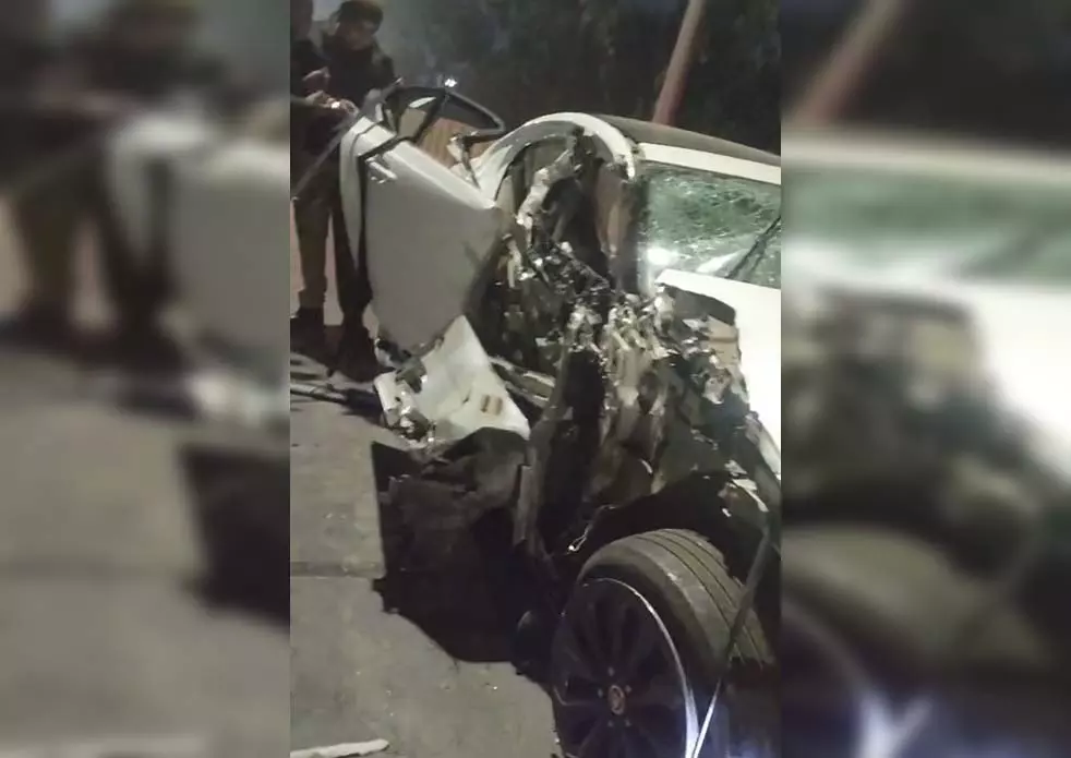 जैगुआर कार का भीषण सड़क हादसा, 19 वर्षीय युवती की मौत, तीन घायल जैगुआर कार का भीषण सड़क हादसा, 19 वर्षीय युवती की मौत, तीन घायल