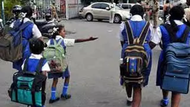 Karnataka : इस बार राज्य सरकार स्कूली बच्चों को जूतों की जगह चप्पल बांटने पर विचार कर रही है Karnataka : इस बार राज्य सरकार स्कूली बच्चों को जूतों की जगह चप्पल बांटने पर विचार कर रही है