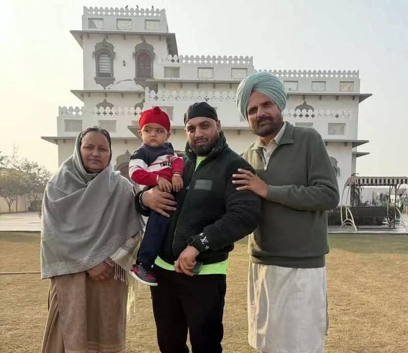 Imran Khan ने मनसा में सिद्धू मूसेवाला के परिवार से मुलाकात की, छोटे भाई ‘छोटा सिद्धू’ से मुलाकात की Imran Khan ने मनसा में सिद्धू मूसेवाला के परिवार से मुलाकात की, छोटे भाई ‘छोटा सिद्धू’ से मुलाकात की