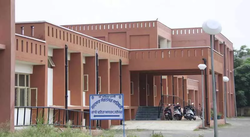 Jalandhar के गांधी वनिता आश्रम में लड़की की मौत, पोस्टमार्टम में लड़की के शरीर पर 21 चोटें मिलीं Jalandhar के गांधी वनिता आश्रम में लड़की की मौत, पोस्टमार्टम में लड़की के शरीर पर 21 चोटें मिलीं