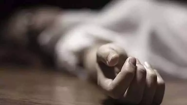 Chennai: बिज़नेसमैन ने परिवार के साथ सुसाइड की कोशिश की, तीन की हालत गंभीर Chennai: बिज़नेसमैन ने परिवार के साथ सुसाइड की कोशिश की, तीन की हालत गंभीर