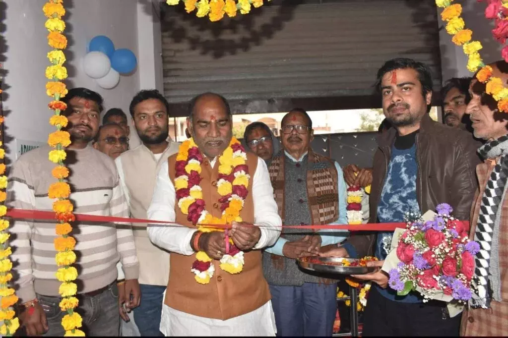 Jalaun: हत्यारोपी को पकड़ने की मांग को लेकर सैकड़ों लोग जुटे Jalaun: हत्यारोपी को पकड़ने की मांग को लेकर सैकड़ों लोग जुटे